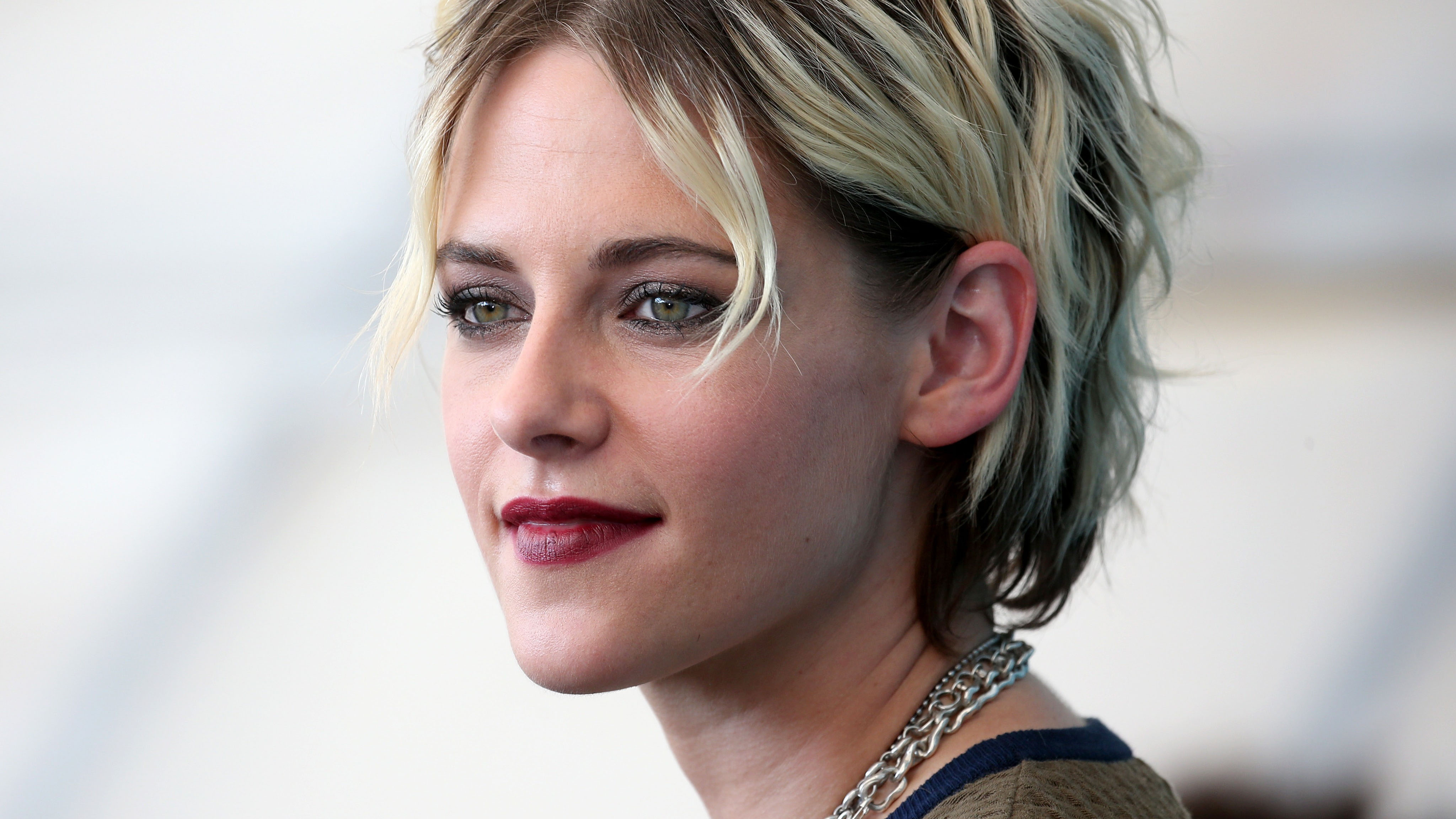 Kristen Stewart Kristen Jaymes Stewart (born April 9, 1990) is an American actress and filmmaker. The world's highest-paid actress in 2010 and 2012, her acc...